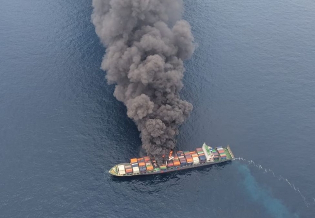 Cargo Ship Catches Fire: न्हावा शेवाच्या दिशेने येणाऱ्या मालवाहक जहाजाला भर समुद्रात महाकाय आग, क्रू मेंबर्स आगीत होरपळले