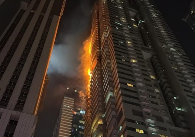 Dubai Marina Fire: दुबईतील मरीना टॉवरला महाकाय आग!  ३,८२० जणांना काढले बाहेर, आगीचा भयानक व्हिडिओ व्हायरल