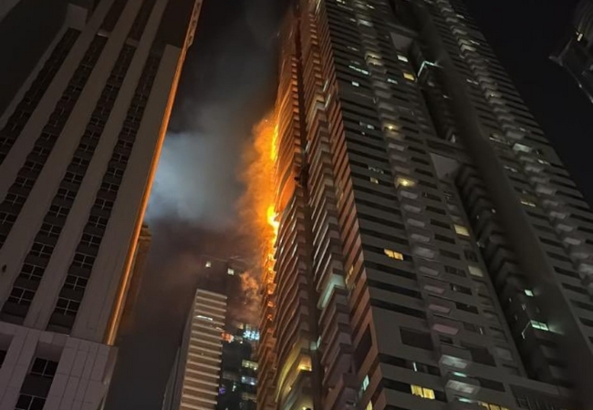 Dubai Marina Fire: दुबईतील मरीना टॉवरला महाकाय आग!  ३,८२० जणांना काढले बाहेर, आगीचा भयानक व्हिडिओ व्हायरल
