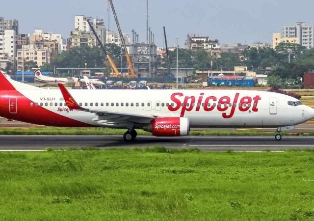 Pune Airport: प्रवाशांना घेऊन विमान पुण्यात तर आलं, पण सामान मागेच राहीलं!