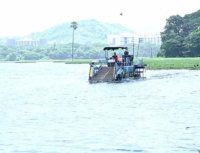 पवई तलावातील जलपर्णी काढण्याच्या कामाला वेग