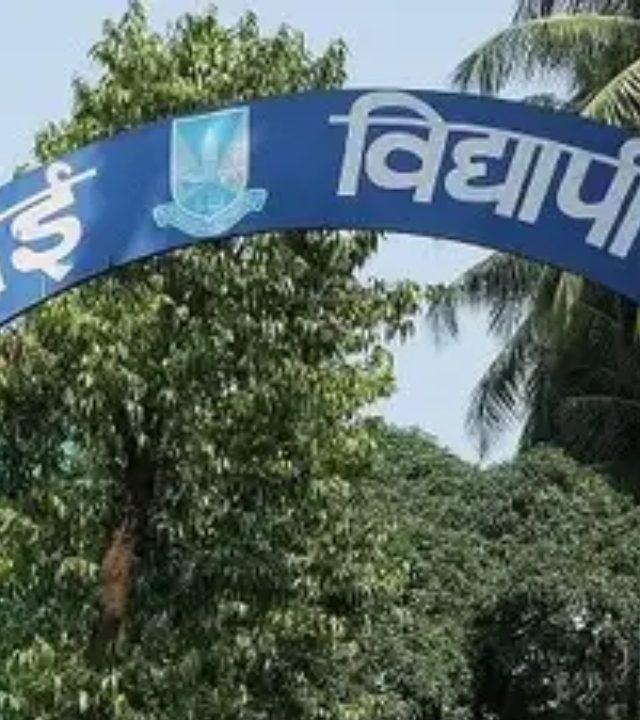 Mumbai University Cracks Down : ४० लॉ महाविद्यालयांना प्रवेशबंदी; प्रवेशबंदी आणि १ लाखाचा दंड, नेमकं प्रकरण काय?