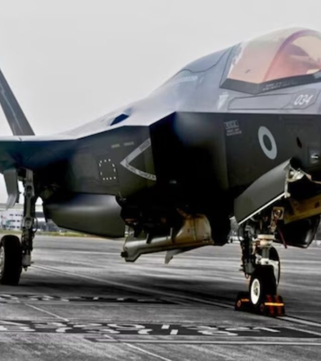 British Navy Fighter Jet : केरळमध्ये अडकलं ब्रिटिश लढाऊ विमान, काय आहे रहस्य?