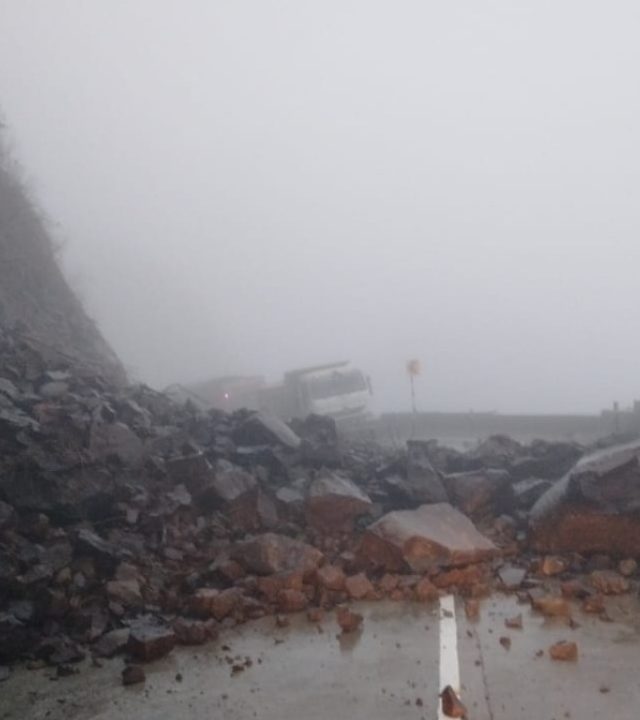 Kolhapur : करुळ घाटात दरड कोसळली, सिंधुदुर्ग-कोल्हापूर मार्ग ठप्प
