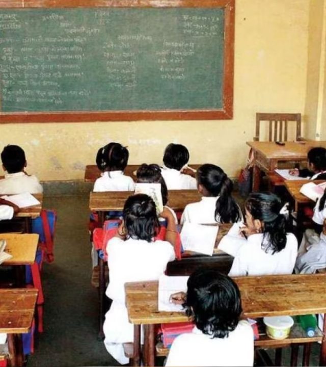 मोठी बातमी: पहिली ते पाचवीच्या मराठी अन् इंग्रजी माध्यमांच्या विद्यार्थ्यांसाठी हिंदी असेल तृतीय भाषा; अखेर राज्य सरकारचा निर्णय मागे