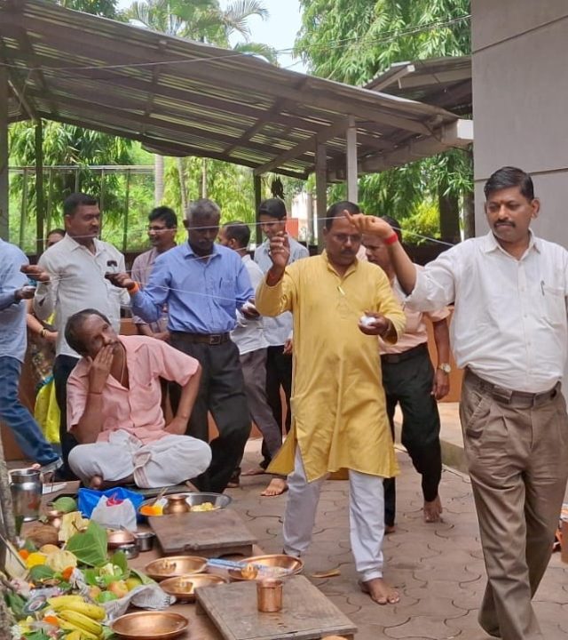 Vat Pournima : आगळीवेगळी वटपौर्णिमा! कुडाळमध्ये नवरोबांनी वडाला फेऱ्या घालत केला 'वट सावित्री व्रत'