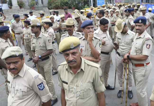 काँग्रेसची सत्ता असलेल्या कर्नाटकमध्ये दलितांवर अत्याचार, तीन दलित मुलांना खांबाला बांधून बेदम चोपले