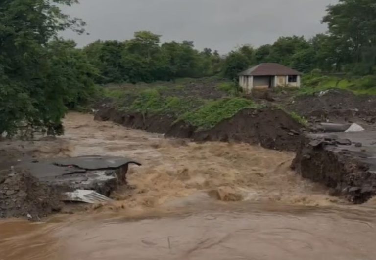 कुंडमळा नंतर पुण्यातील आणखीन एक पूल वाहून गेला