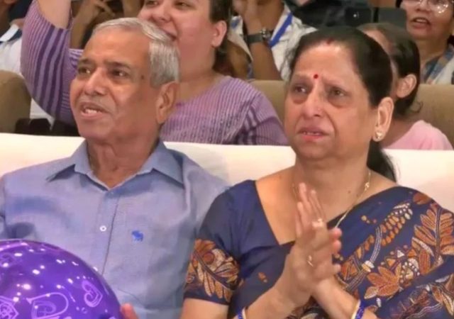 मनात धाकधूक, टाळ्या अन् मोहिमेच्या यशासाठी प्रार्थना... प्रक्षेपणाच्या वेळी भावूक झाली शुभांशू शुक्लाची आई