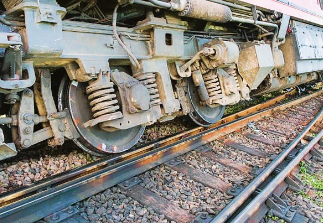 Local Train Derails: तामिळनाडू पॅसेंजर ट्रेन रुळाहून घसरली, प्रवाशांमध्ये गोंधळ