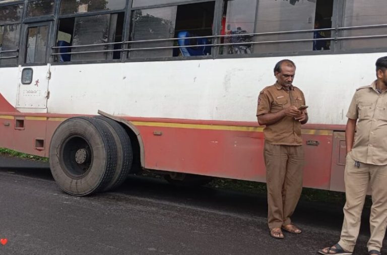 बापरे! चालत्या बसचं टायरच आलं बाहेर, थोडक्यात बचावले प्रवासी