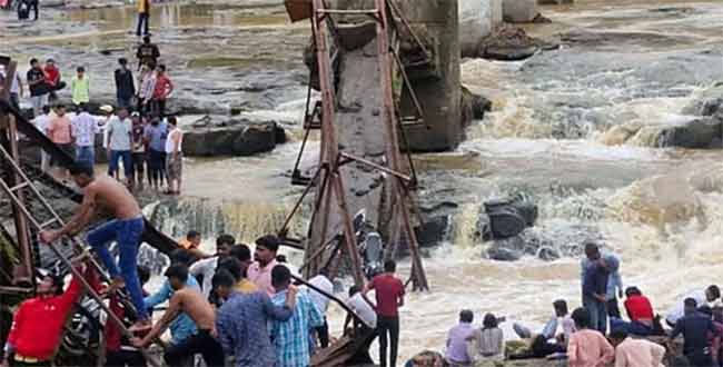 कामाचा आदेश निघताच पाच दिवसात कुंडमळाचा जुना पूल कोसळला