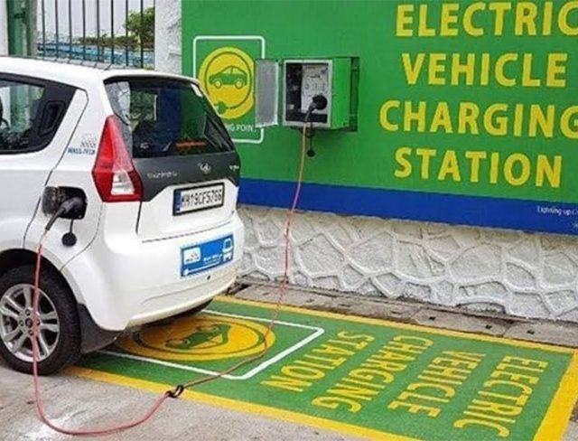 Electricity Price : इलेक्ट्रिक वाहनधारकांच्या खिशाला कात्री, महावितरणाकडून दरवाढ होणार?