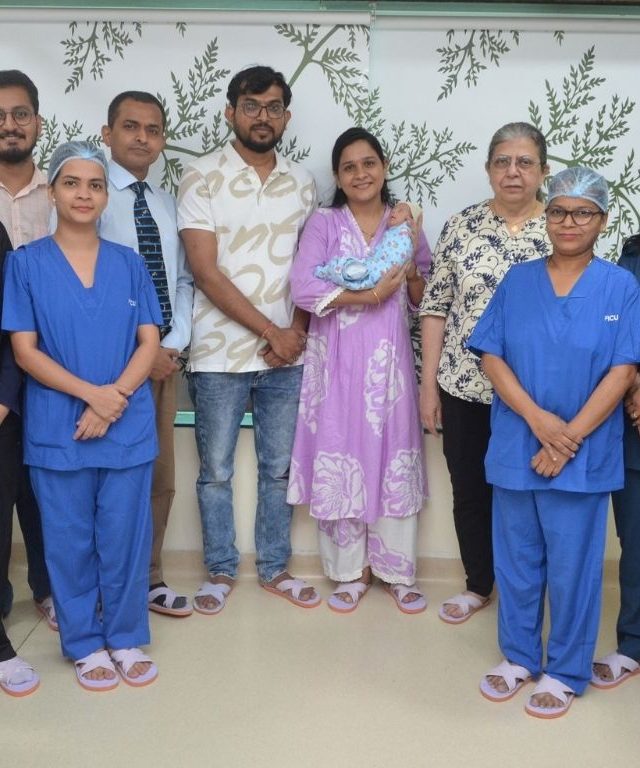 सर्वात कमी वजनाच्या अकाली जन्मलेल्या बाळावर जसलोक हॉस्पिटलमध्ये यशस्वी शस्त्रक्रिया