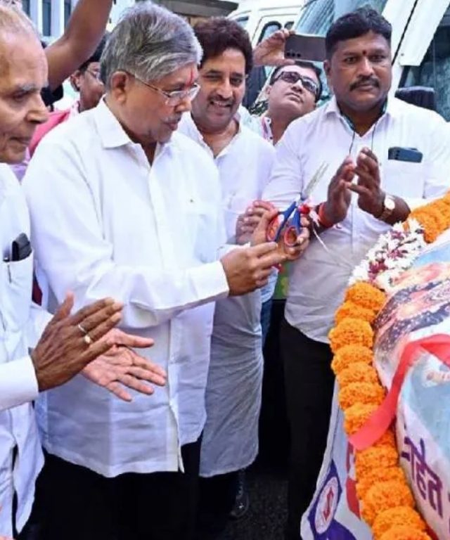वारकऱ्यांच्या सेवेसाठी फिरता दवाखाना, उच्च व तंत्रशिक्षणमंत्री चंद्रकांत पाटील यांच्या हस्ते उद्घाटन