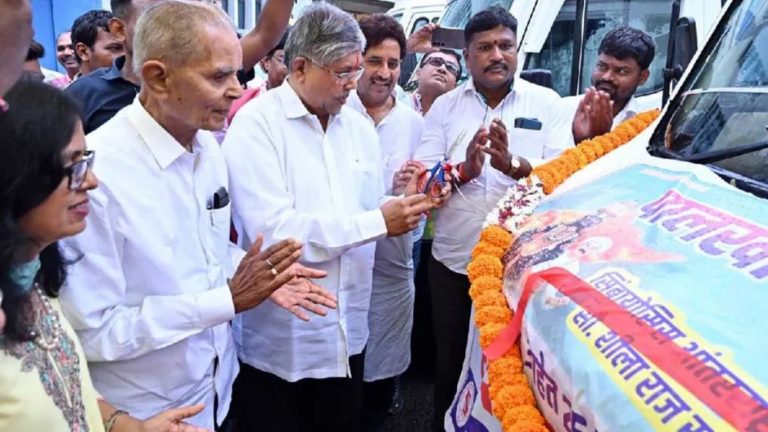 वारकऱ्यांच्या सेवेसाठी फिरता दवाखाना, उच्च व तंत्रशिक्षणमंत्री चंद्रकांत पाटील यांच्या हस्ते उद्घाटन
