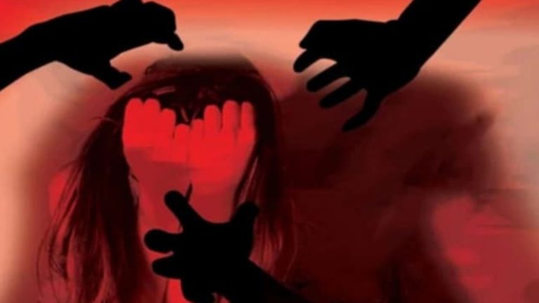 मुंबई हादरली ! महिला पायलटसोबत चालत्या कॅबमध्ये विनयभंग, पोलिसांना पाहताच आरोपी पळाले.