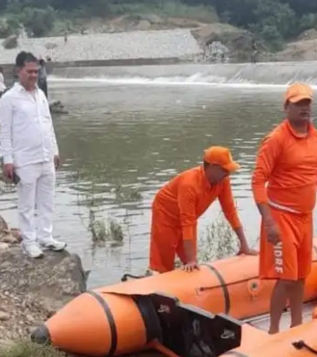 मुसळधार पावसामुळे दुचाकीस्वार गेला वाहून, एनडीआरएफकडून तरुणाचा शोध सुरु...