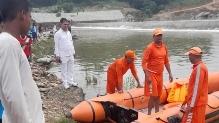 मुसळधार पावसामुळे दुचाकीस्वार गेला वाहून, एनडीआरएफकडून तरुणाचा शोध सुरु...