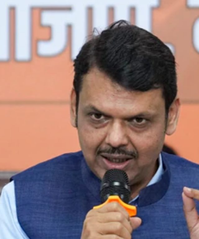 Devendra Fadanvis 'आम्ही सर्व जनतेचे सेवक',  लोणीकरांच्या वादग्रस्त वक्तव्यावर मुख्यमंत्र्यांची स्पष्ट भूमिका...