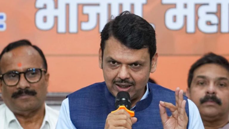 Devendra Fadanvis 'आम्ही सर्व जनतेचे सेवक',  लोणीकरांच्या वादग्रस्त वक्तव्यावर मुख्यमंत्र्यांची स्पष्ट भूमिका...