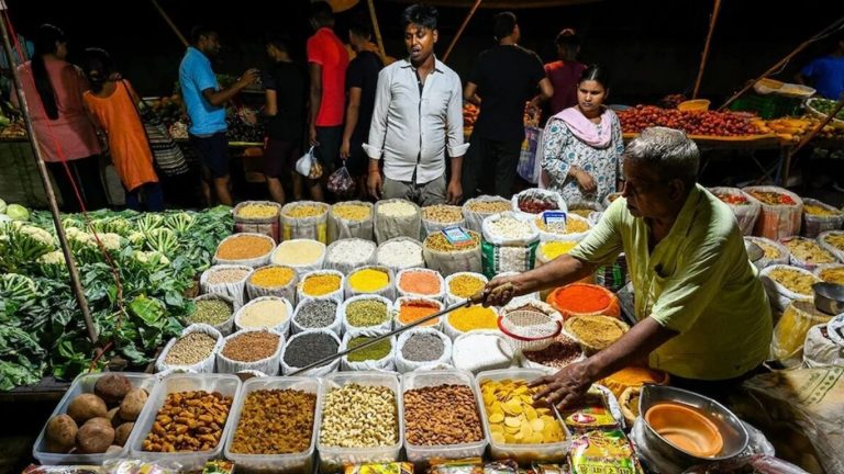 सर्वात मोठी बातमी WPI News : १४ महिन्यातील महागाईत सर्वाधिक घसरण! किरकोळ महागाईनंतर घाऊक महागाईतही 'इतक्या' टक्क्याने घट