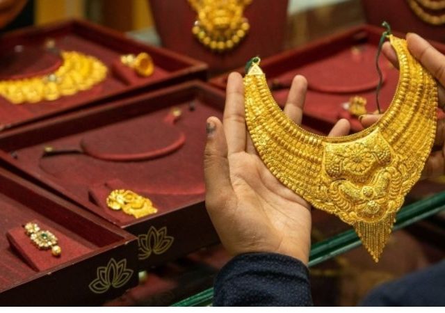 Gold Silver Rate: सोने चांदी सलग चौथ्यांदा स्वस्त ! सोन्यात 'महाकाय ' घसरण चांदीच्या दरात किरकोळ घसरण 'ही' आहेत कारणे !