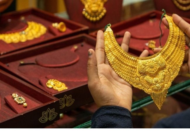 Gold Rate Today: सोन्याचे दर सराफा बाजारात Crash ! सोने घसरणीचा नवा निचांक