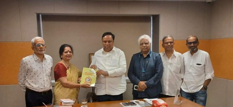विविध मागण्यांसाठी लेखकांनी घेतली सांस्कृतिक मंत्र्यांची भेट