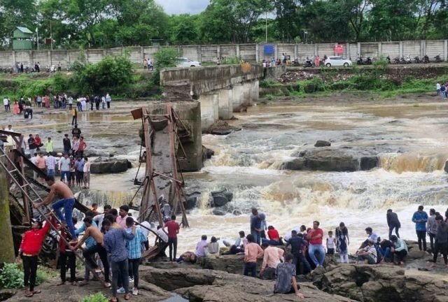 Kundmala Bridge Collapsed: पुणे जिल्ह्यात कुंडमळा जवळ इंद्रायणी नदीवरील पूल कोसळून ६ जणांचा मृत्यू