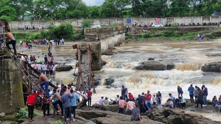 Kundmala Bridge Collapsed: पुणे जिल्ह्यात कुंडमळा जवळ इंद्रायणी नदीवरील पूल कोसळून ६ जणांचा मृत्यू