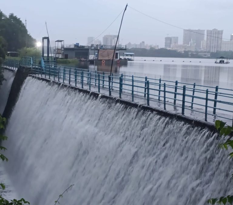 मुंबईकरांसाठी आनंदाची बातमी, पवई तलाव भरुन वाहू लागला