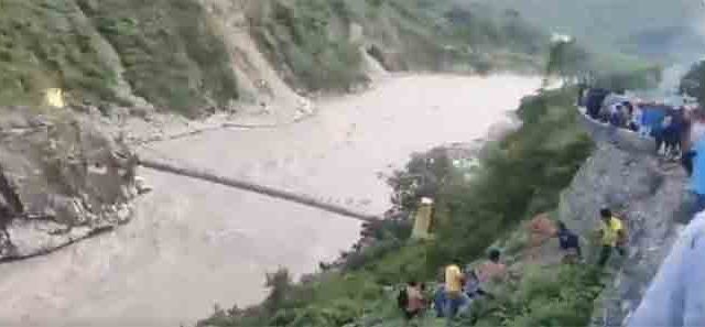 Uttarakhand: रुद्रप्रयागमध्ये अलकनंदा नदीत कोसळली बस, बद्रीनाथ हायवेवर मोठा अपघात