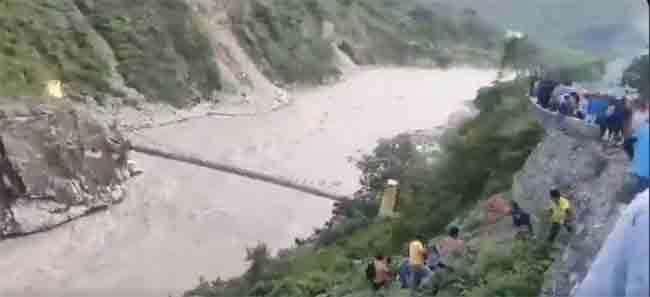Uttarakhand: रुद्रप्रयागमध्ये अलकनंदा नदीत कोसळली बस, बद्रीनाथ हायवेवर मोठा अपघात