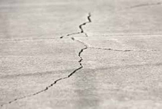 आरेतील नव्या काँक्रीट रस्त्याला पुन्हा तडा