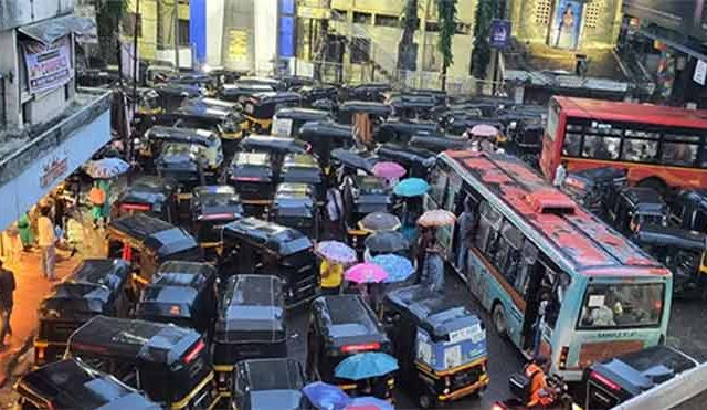 वाहतुकीला अडथळा आणणाऱ्या रिक्षाचालकांवर गुन्हे