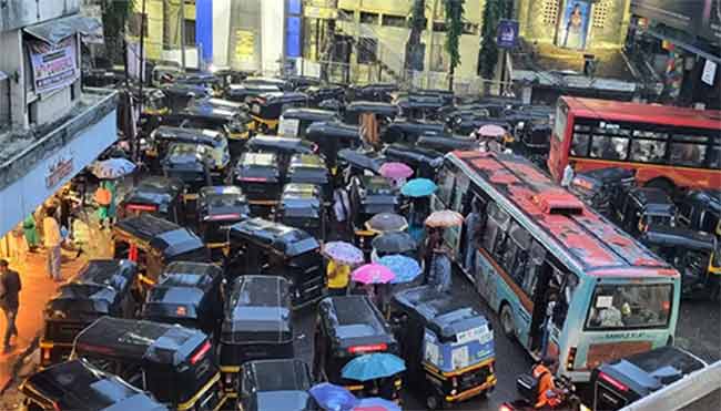 वाहतुकीला अडथळा आणणाऱ्या रिक्षाचालकांवर गुन्हे