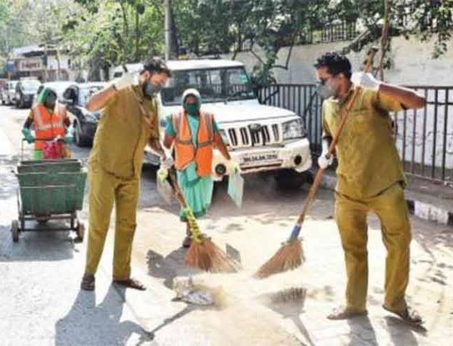 जुन्या कंत्राटी सफाई  कामगारांना सेवेत सामावून घ्या