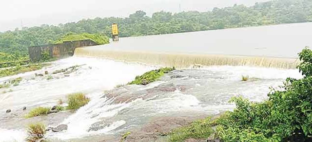 भंडारदरा परिसरातील वाकी बंधारा ओव्हर फ्लो