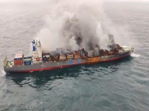 जळालेले मालवाहक जहाज टो करुन सुरक्षित ठिकाणी हलवले