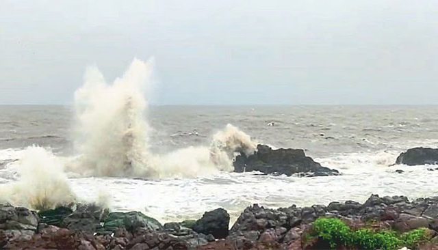 किनारपट्टीवर 3.8 मीटर उंच लाटा धडकणार, लहान होड्यांना समुद्रास न जाण्याच्या सूचना...
