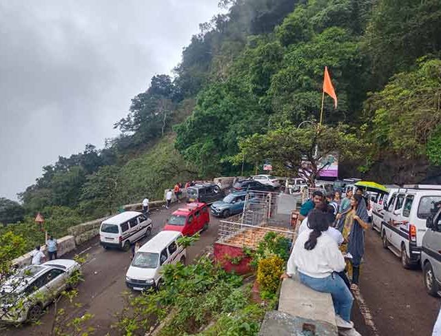 माथेरान येथे वाहतूक कोंडीचा तिढा कायमच; पर्यटकांचे हाल