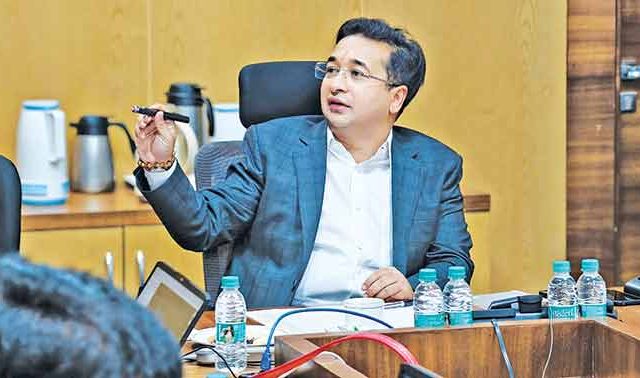 पावसाळी मासेमारी बंदी कालावधी १५ ऑगस्टपर्यंत करावी, मच्छिमारांची नितेश राणेंकडे विनंती