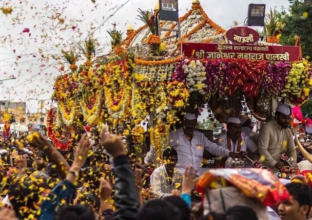 पुण्यनगरीत अवतरला भक्तीचा महासागर ; माउली व तुकोबांच्या पालखीचे भक्तिभावात स्वागत