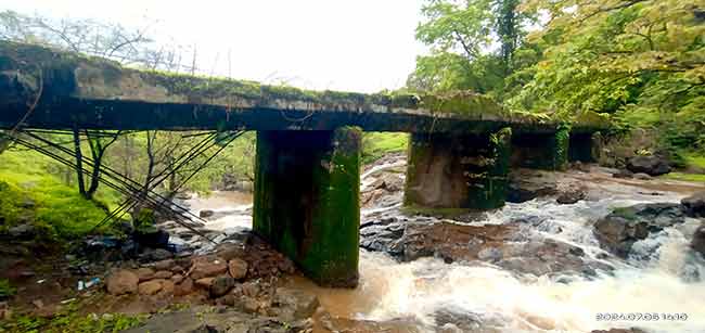पडसरे गावाला जोडणारा पूल मोजतोय अखेरची घटका