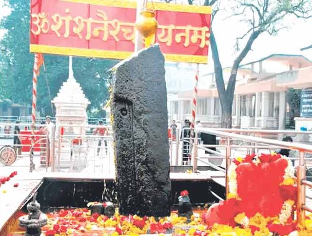 शनिशिंगणापूर देवस्थानने  १६७ कर्मचाऱ्यांना काढले कामावरून