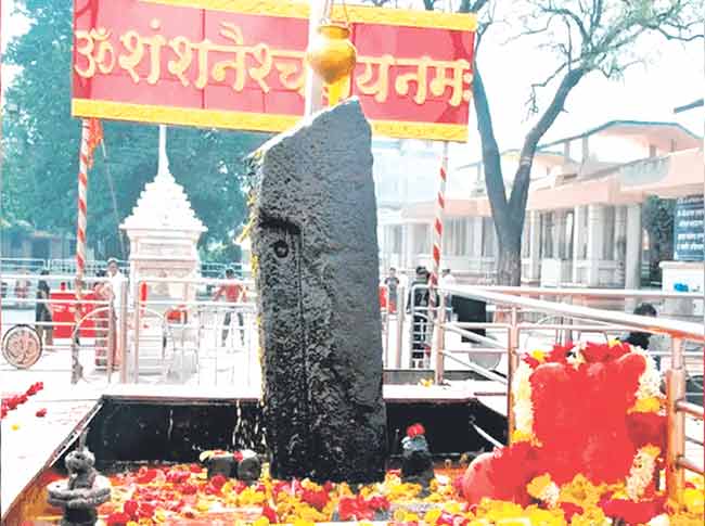 शनिशिंगणापूर देवस्थानने  १६७ कर्मचाऱ्यांना काढले कामावरून