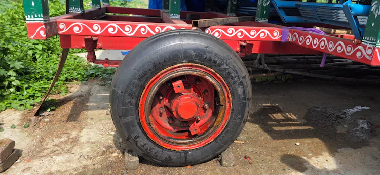 भगवान जगन्नाथांच्या रथाला सुखोई लढाऊ विमानाचे टायर