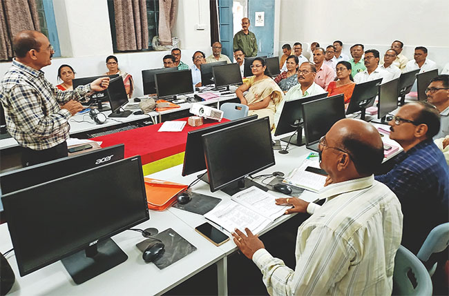 निवड वेतनश्रेणी प्रशिक्षणासाठी शिक्षकांचा उत्स्फूर्त सहभाग