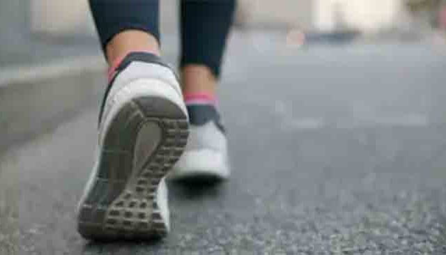 तुम्हाला पाय घासत चालण्याची सवय आहे का? तर आजच बदला नाहीतर...